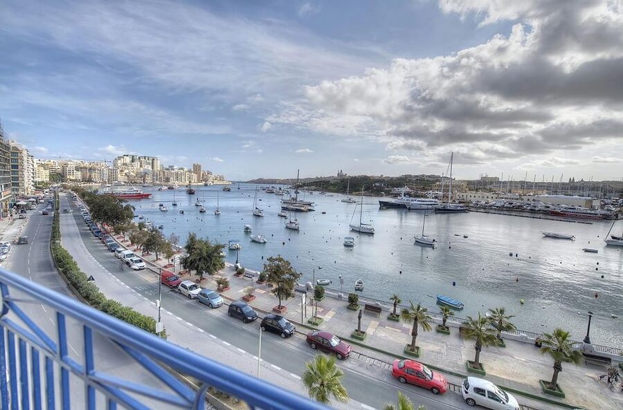 Afternoon Harbours Cruise with Guide and Roundtrip Transfers - On-board comfort: bar, toilet, and what to bring for a pleasant sail