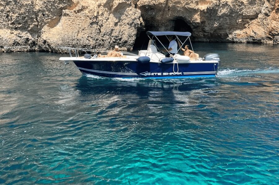 Cirkewwa/Mgarr: Blue and Crystal Lagoon Private Boat Charter - The 22-foot boat comfort game plan (bow lounger to shaded stern)
