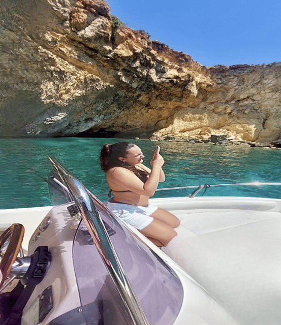 Comino's Best in a Flash: Caves, Coves & Beaches Boat Tour - Roofless Cave (L-Għar ta’ Bla Saqaf): Photos and Sunlight Through Stone
