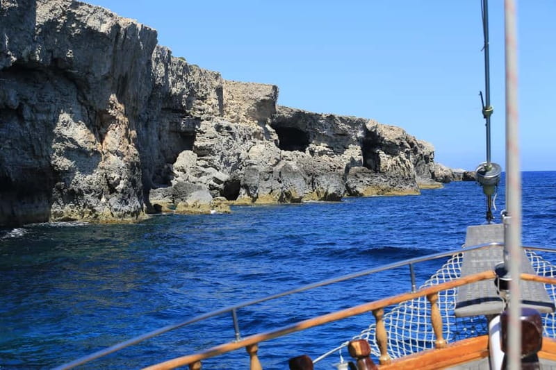 Malta: Gozo, Comino Island and Blue Lagoon Cruise - Onboard Comfort: Swim Platform, Shower, Toilets, and the Food Reality