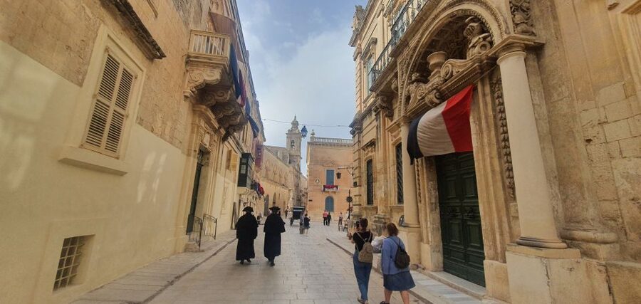 Malta: Mdina and Rabat Tour with Local Guide - Getting oriented at Mdina Gate, then moving like a local
