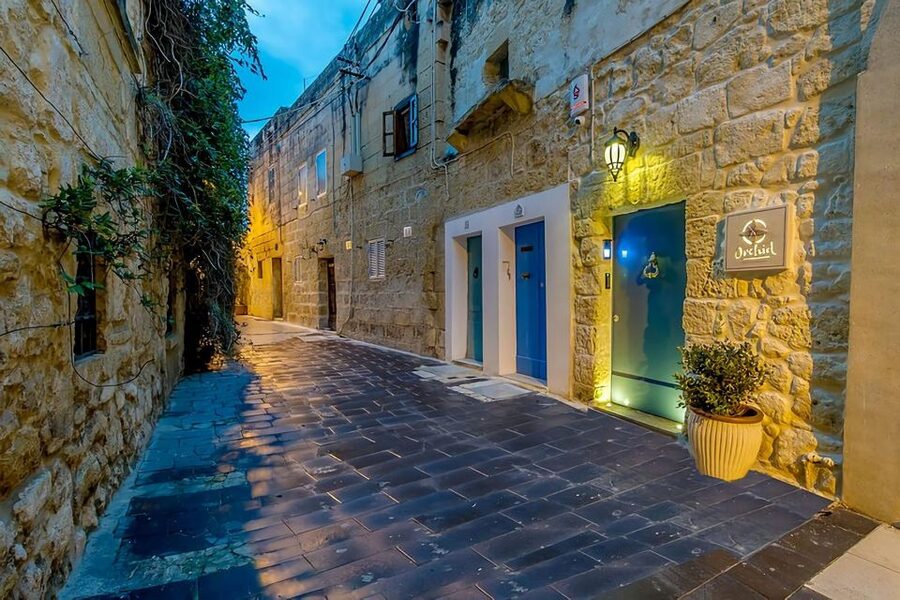 Mdina: Valletta Waterfront Area, Mdina, and Rabat Night Tour - Valletta’s glowing bastions, best seen after dark