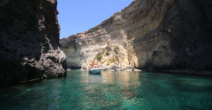 Mellieha: 3:00pm Speedboat round Comino Caves 2h Blue Lagoon - Getting on board at Blue Waves Watersports, and when to arrive