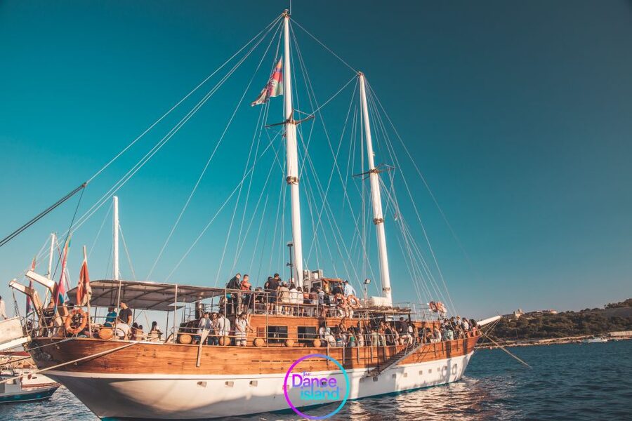 Sliema: Sailboat Party with an Open Bar, Food, and Swimming - Finding the boat fast: Supreme Boats Rentals and the Faith sign