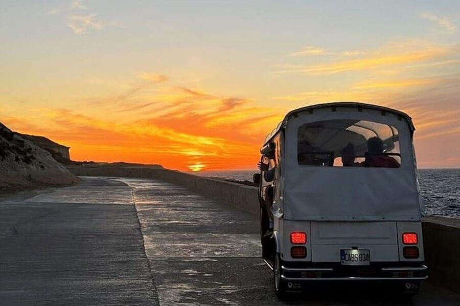 Sunset Tuk Tuk Tour in Gozo & Blue Lagoon (Comino) - Getting there: pickup timing and finding your Yippee driver