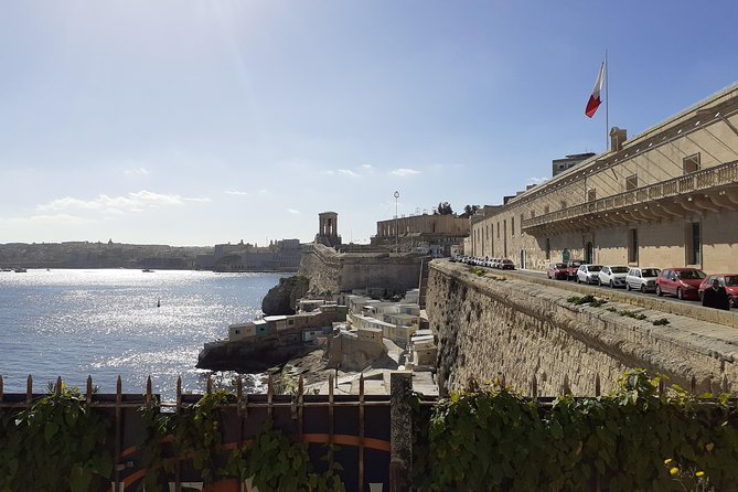 Valletta City of Gentlemen guided walking tour - Upper Barrakka Gardens: panoramic harbor views and the Three Cities angle