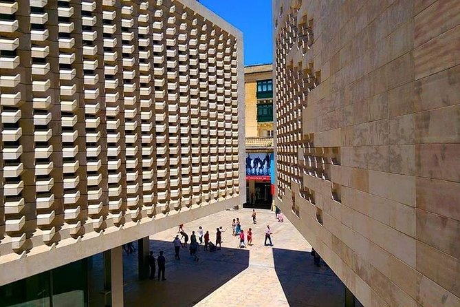 Valletta Walking Tour, In a Small Group - Stop 3: Main Guard and the square that hosted history